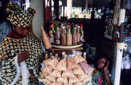 Africa;-Benin;-Bottle;-Cashew-nuts;-Cotonou;-Former-market;-Ganhi-market;-Kaleidos;-Kaleidos-images;-La-parole-à-limage;-Market;-Peanuts;-Roasted-coconut;-Stories-Pictures;-Tarek-Charara;-Trader